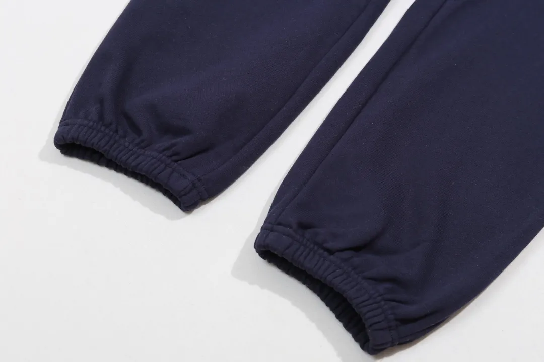 P180 model number Y560 Ralph Lauren Ralph Lauren suit sweatpants. Pure cotton with anti-static treatment. No dust, no loose hair. The elastic waist is used with a drawstring. Very friendly to the figure. The cotton is comfortable and soft. The upper body is casual and free. Regular beveled double pockets on both sides. The white brand logo on the left leg of the trouser leg collides with the black of the pants. Although it is small, it is quite recognizable. The brand adds a young and fashionable atmosphere to the original sense of luxury. It can be called a cold-proof weapon. A simple base layer is enough to withstand the severe cold and make it more fluffy and warm. Color: Navy SIZE: S-XL